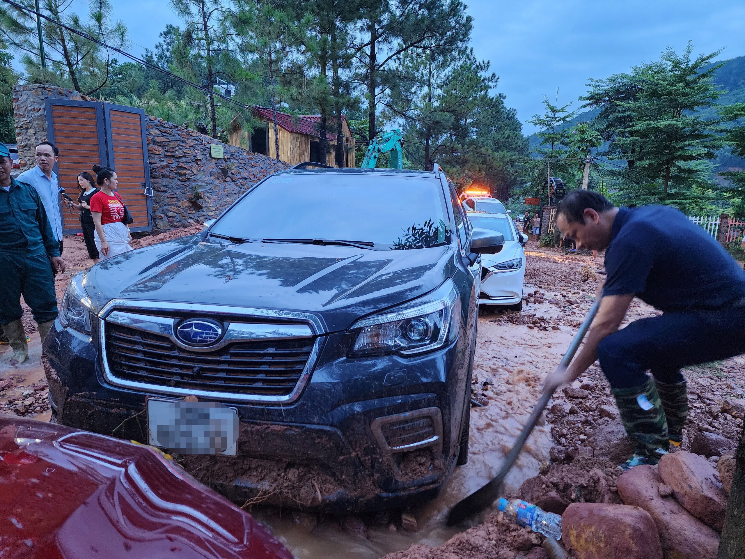 Thời điểm lở đất, trời mưa to, có nhiều ô tô dừng đỗ ăn uống ở các nhà hàng ven đường nên đã bị mắc kẹt khi đất đá bủa vây.