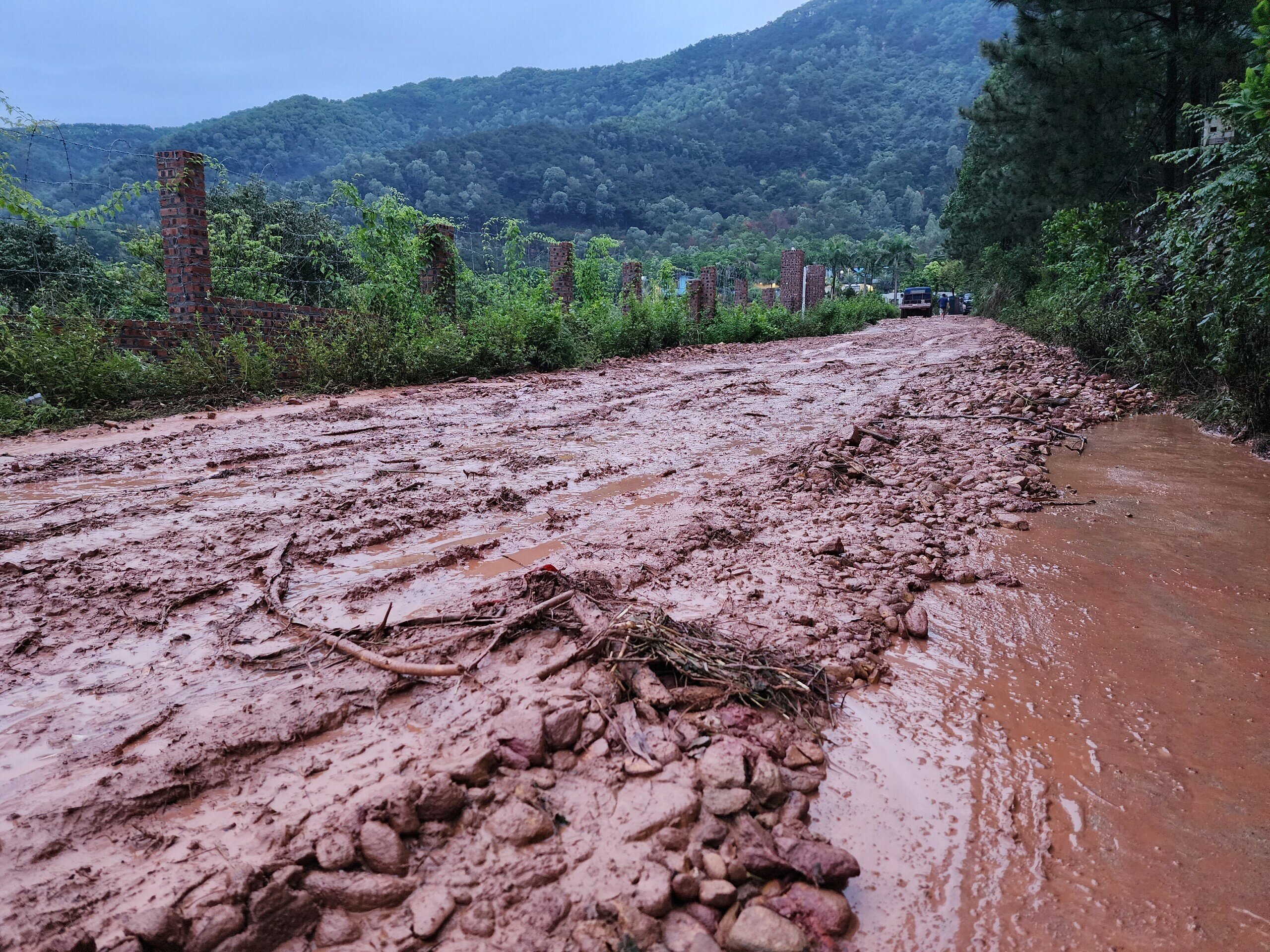 Lở đất gây lụt lội cục bộ khoảng 500m đường xóm Ban Tiện, thôn Phú Ninh, xã Minh Phú.
