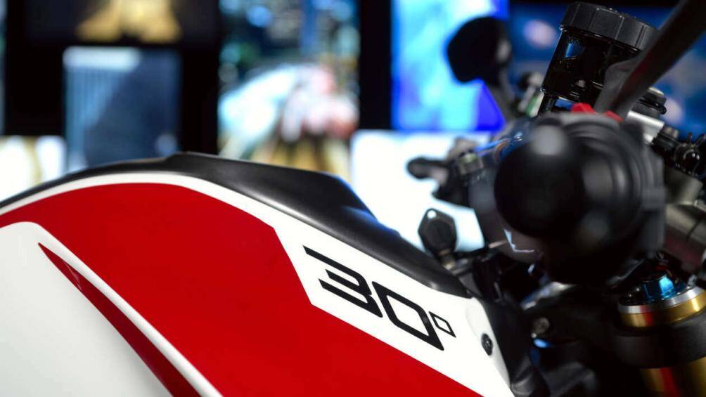 Các điểm nhấn khác bao gồm ghế được tô điểm bằng logo kỷ niệm 30 năm và hoạt ảnh khởi động trên bảng điều khiển TFT-LCD.