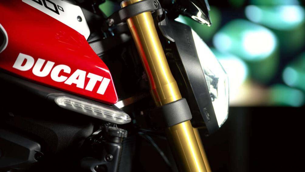 Nhằm tạo ra sự khác biệt cho phiên bản Ducati Monster 30th Anniversary 2023 là màu sơn Tricolor để làm nổi bật dòng chữ “Made in Italy”.