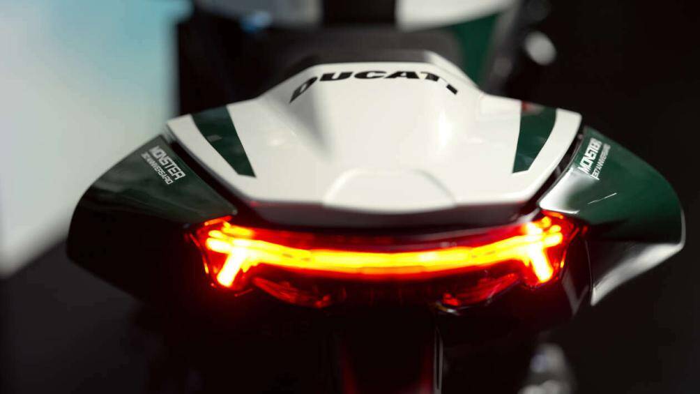 Sức mạnh đến từ khối động cơ Ducati Testastretta V-twin, dung tích 937 cc. Công suất đạt 111 mã lực và mô-men xoắn cực đại 95 Nm.