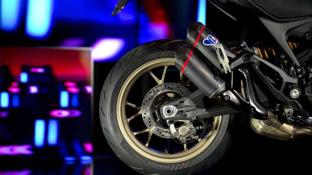 Mâm xe hợp kim 5 chấu được sơn vàng để phù hợp với sơ đồ ba màu độc đáo của phiên bản Monster đi kèm phuộc Ohlin NIX30 mạ vàng.