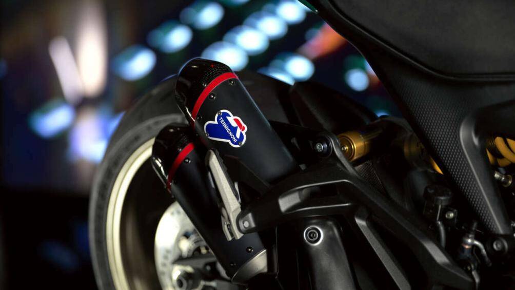 Ducati Monster 30th Anniversary 2023 được lắp đặt pin lithium nhẹ, giúp xe có trọng lượng chỉ 184 kg.