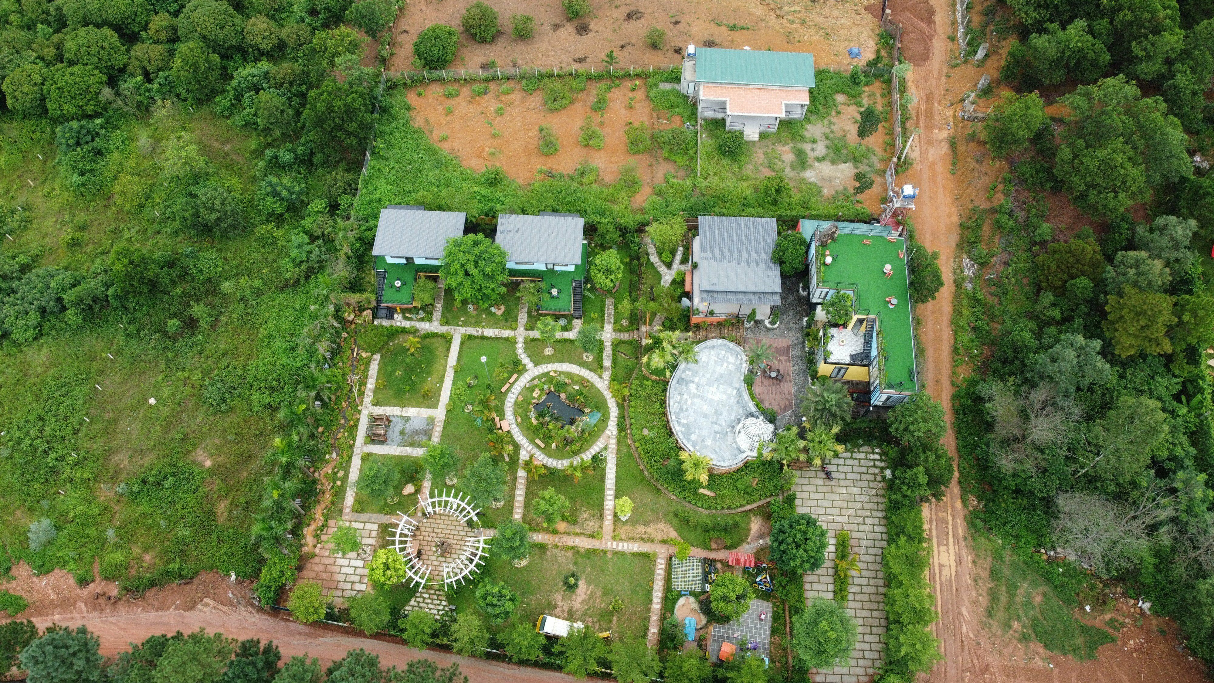 Trao đổi với PV Báo Giao thông, ông Nguyễn Huy Du, Chủ tịch UBND xã Minh Phú cho biết, bốn tổ hợp công trình này được xây dựng từ vài năm trước. Cá nhân ông Du vừa được bầu giữ chức Chủ tịch UBND xã từ tháng 12/2022 nên chưa thể nắm rõ.