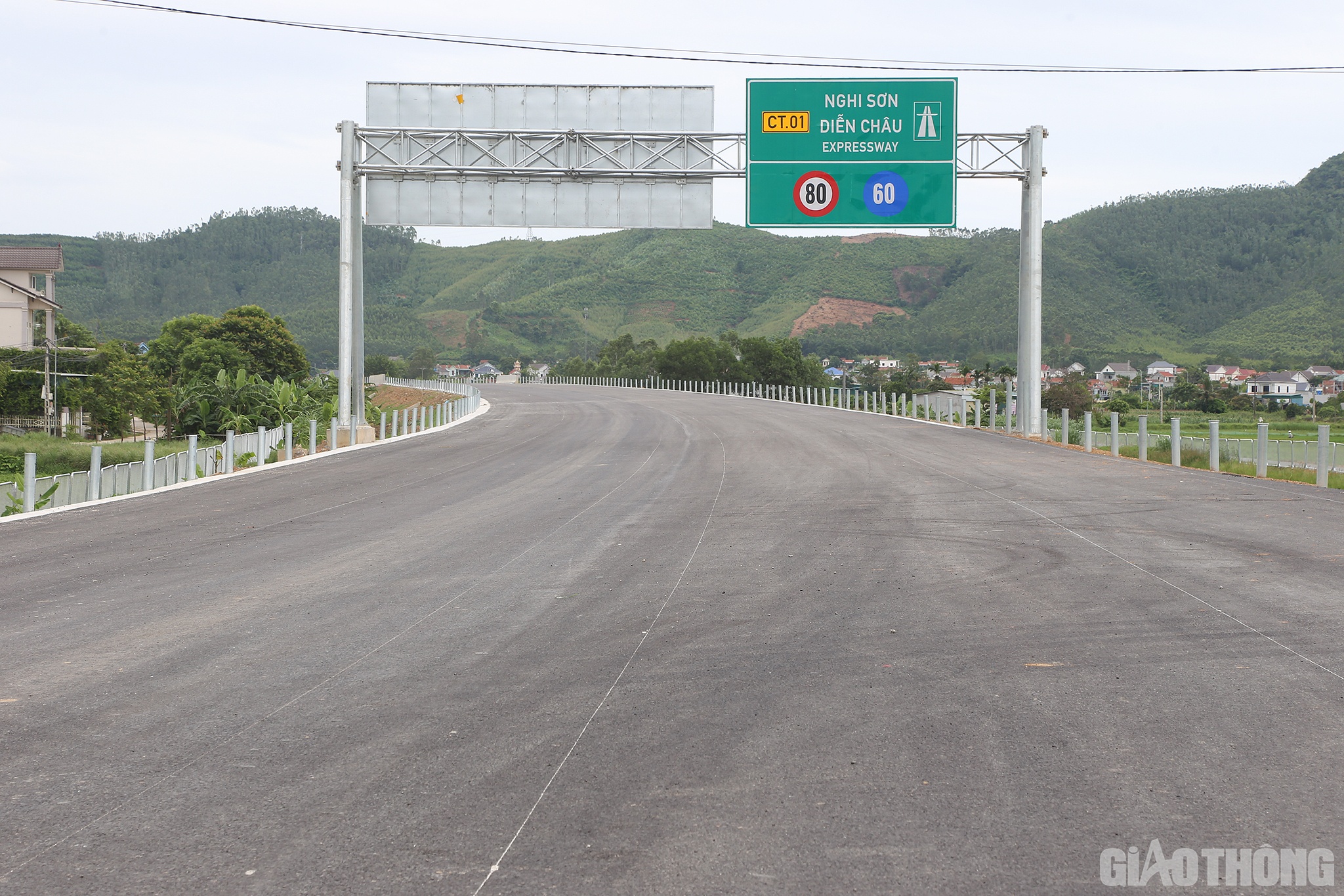 “Chắc khoảng 1 tuần nữa mọi việc sẽ xong xuôi, đảm bảo cho lễ khánh thành vào dịp Quốc khánh 2/9 tới”, kỹ sư Vinh nói.