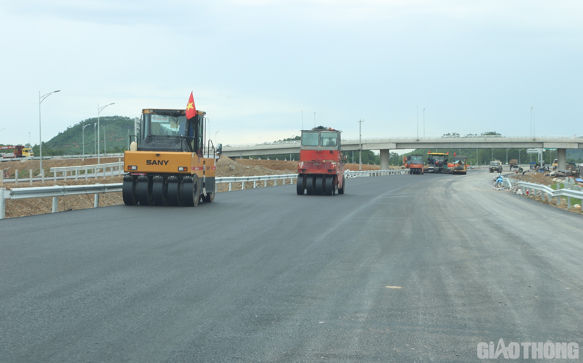 Tại nút giao với QL48D, Công ty Hoà Hiệp đang hoàn thiện những mét thảm cuối cùng trên tuyến chính.