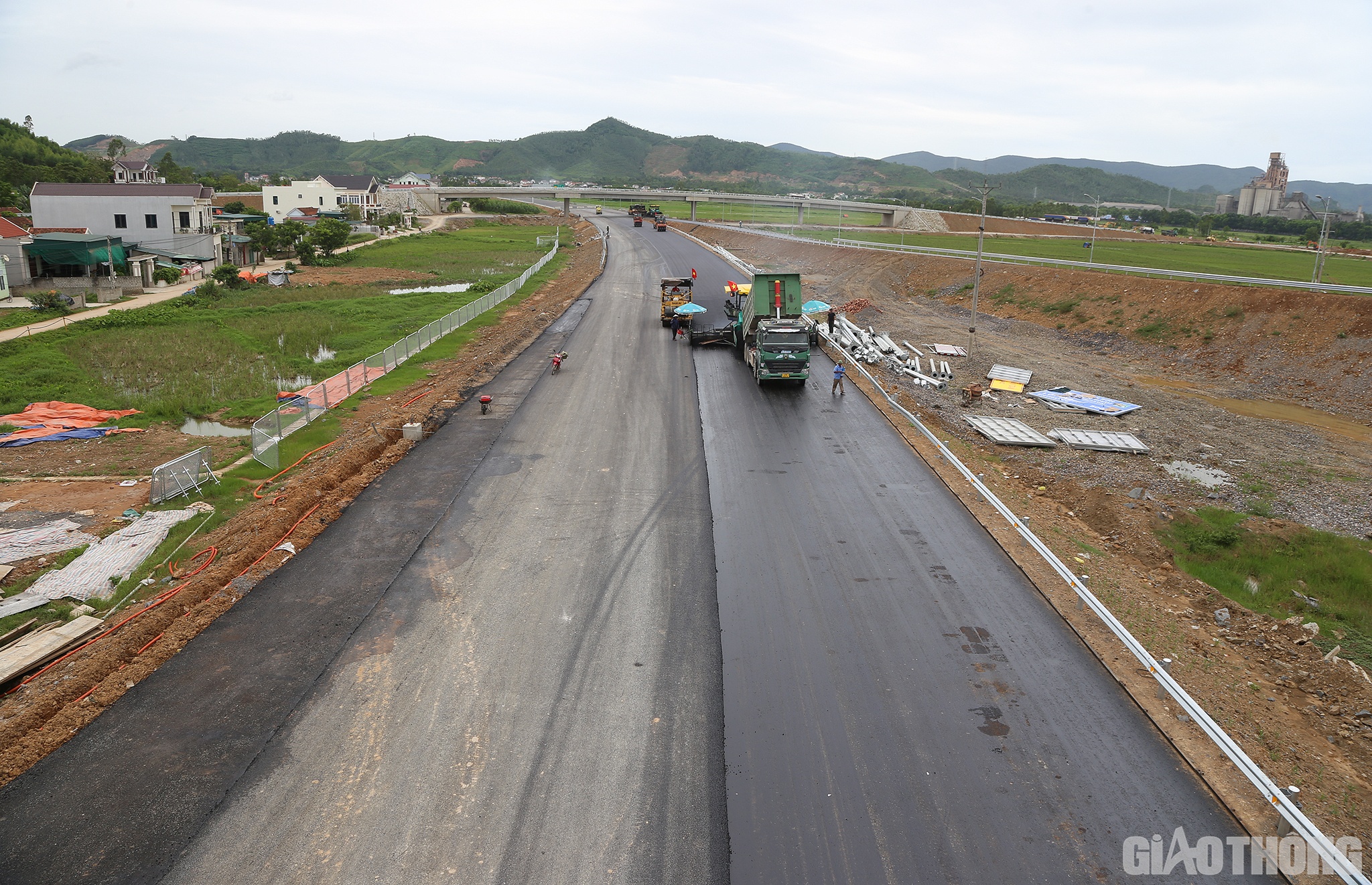 Chiều ngày 7/8, có mặt trên tuyến cao tốc Nghi Sơn - Diễn Châu, PV ghi nhận phần công việc chính đã cơ bản hoàn thành.