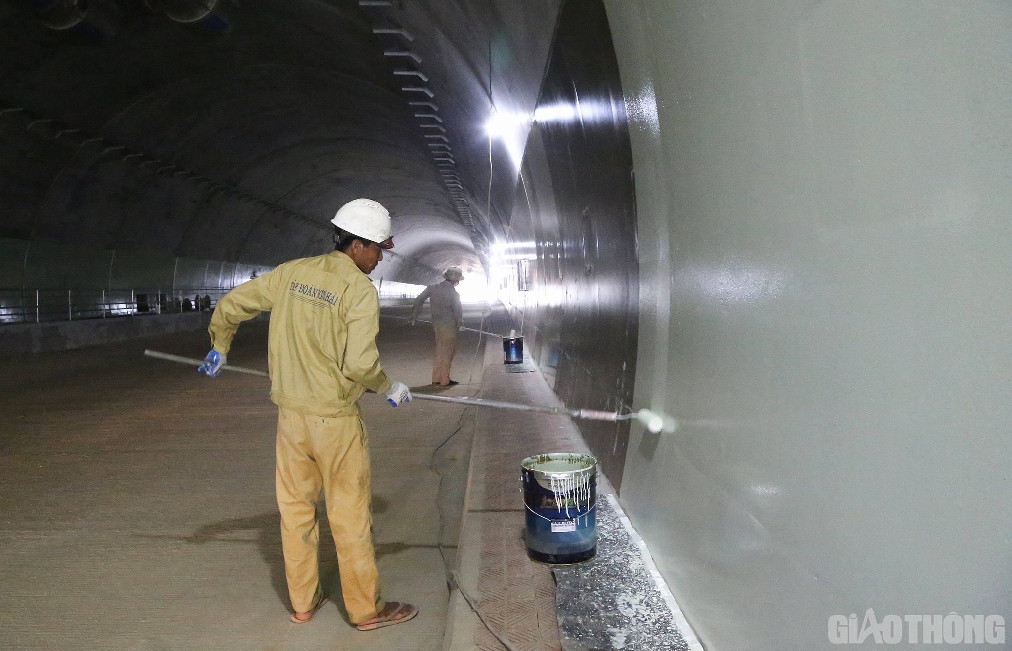 Công nhân Trần Văn Lương đang sơn ống hầm Trường Vinh cho biết: "Hết hôm nay và ngày mai nữa phần sơn sẽ hoàn thành. Giai đoạn nước rút rồi, anh em ai cũng hồ hởi chờ ngày khánh thành đường mới".