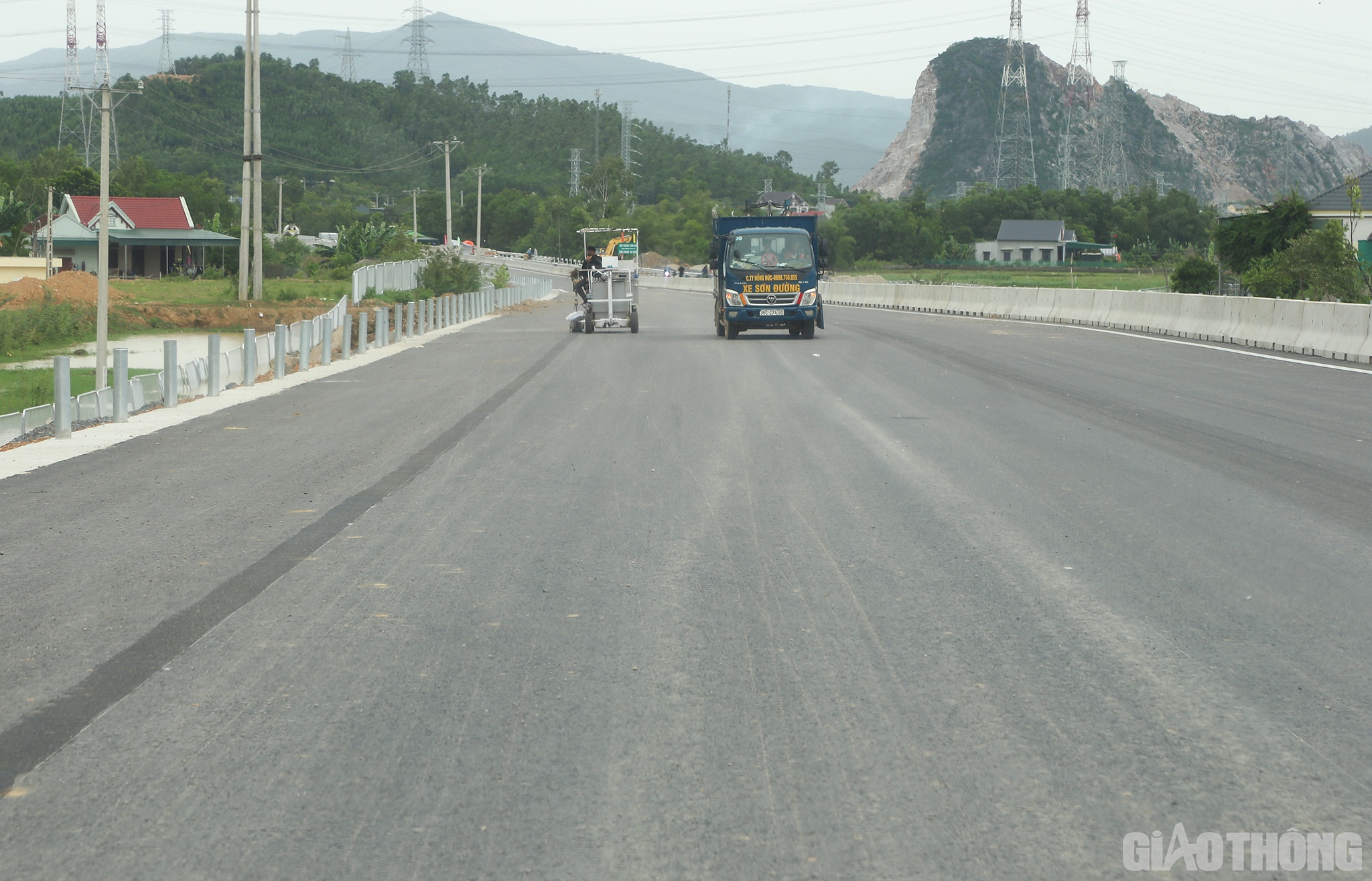 “Với phần đường, công nhân đang hoàn thiện hệ thống hộ lan và sơn kẻ vẽ vạch đường. Dự kiến hết tuần này là hoàn thành mọi việc”, kỹ sư Trần Trung Tuấn, chỉ huy của Công ty TNHH Tập đoàn Sơn Hải cho biết thêm