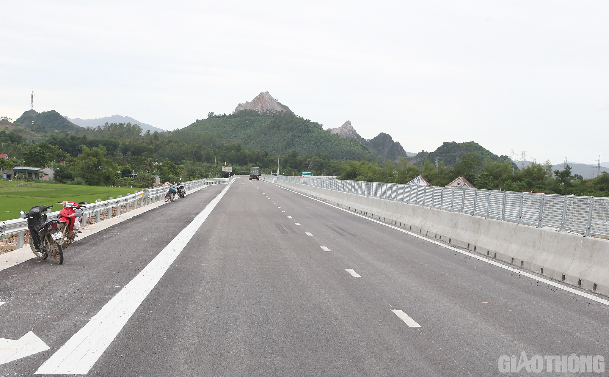 Cao tốc Nghi Sơn - Diễn Châu có tổng chiều dài 50km, đi qua địa phận 2 tỉnh Thanh Hóa và Nghệ An. Tổng mức đầu tư dự án gần 7,3 nghìn tỷ đồng.