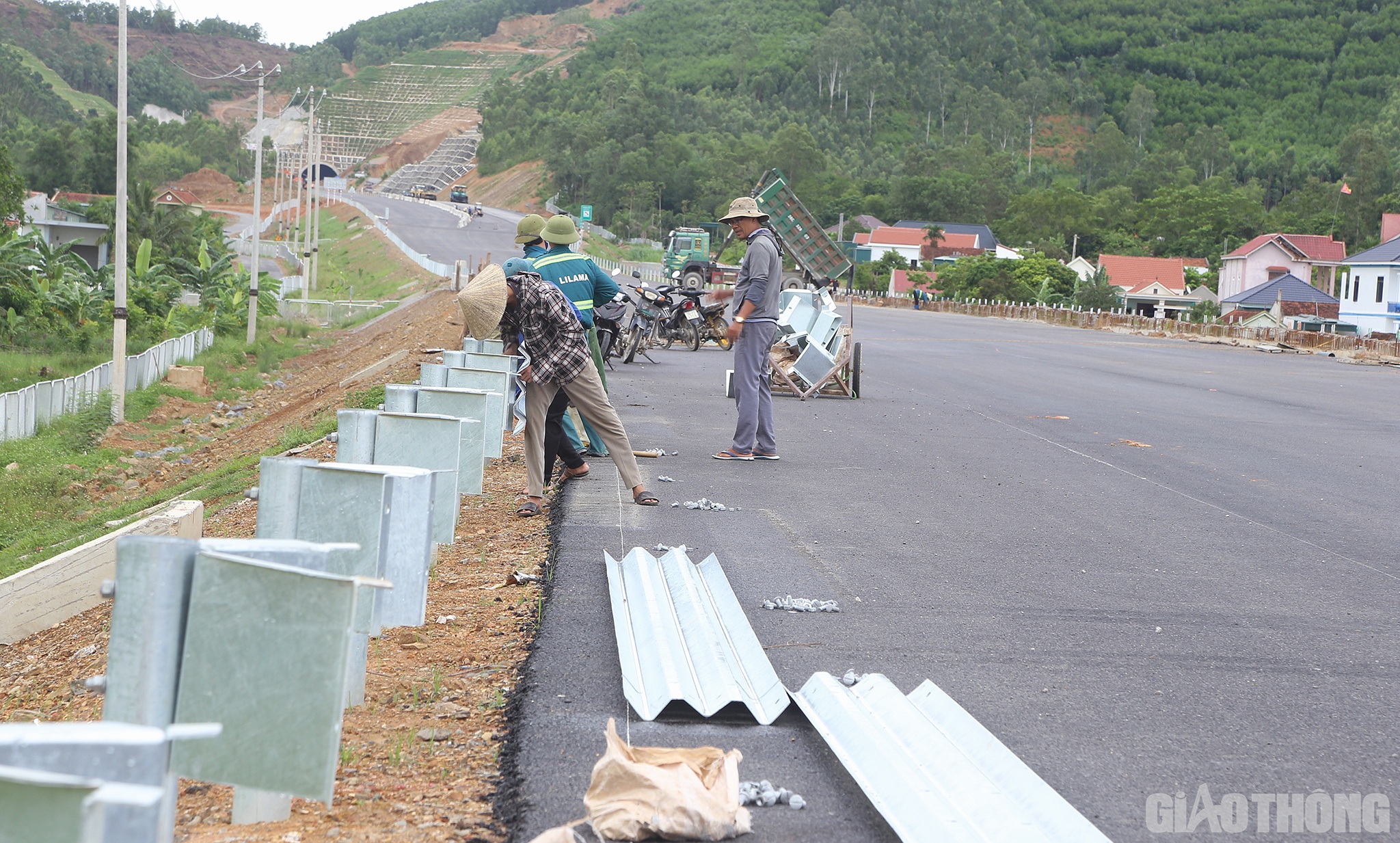 Song song với việc thi công trên công trường, chủ đầu tư, tư vấn và đơn vị thi công cũng khẩn trương phối hợp hoàn thiện các hồ sơ để đẩy nhanh tiến độ làm hồ sơ nghiệm thu và giải ngân vốn cho nhà thầu.