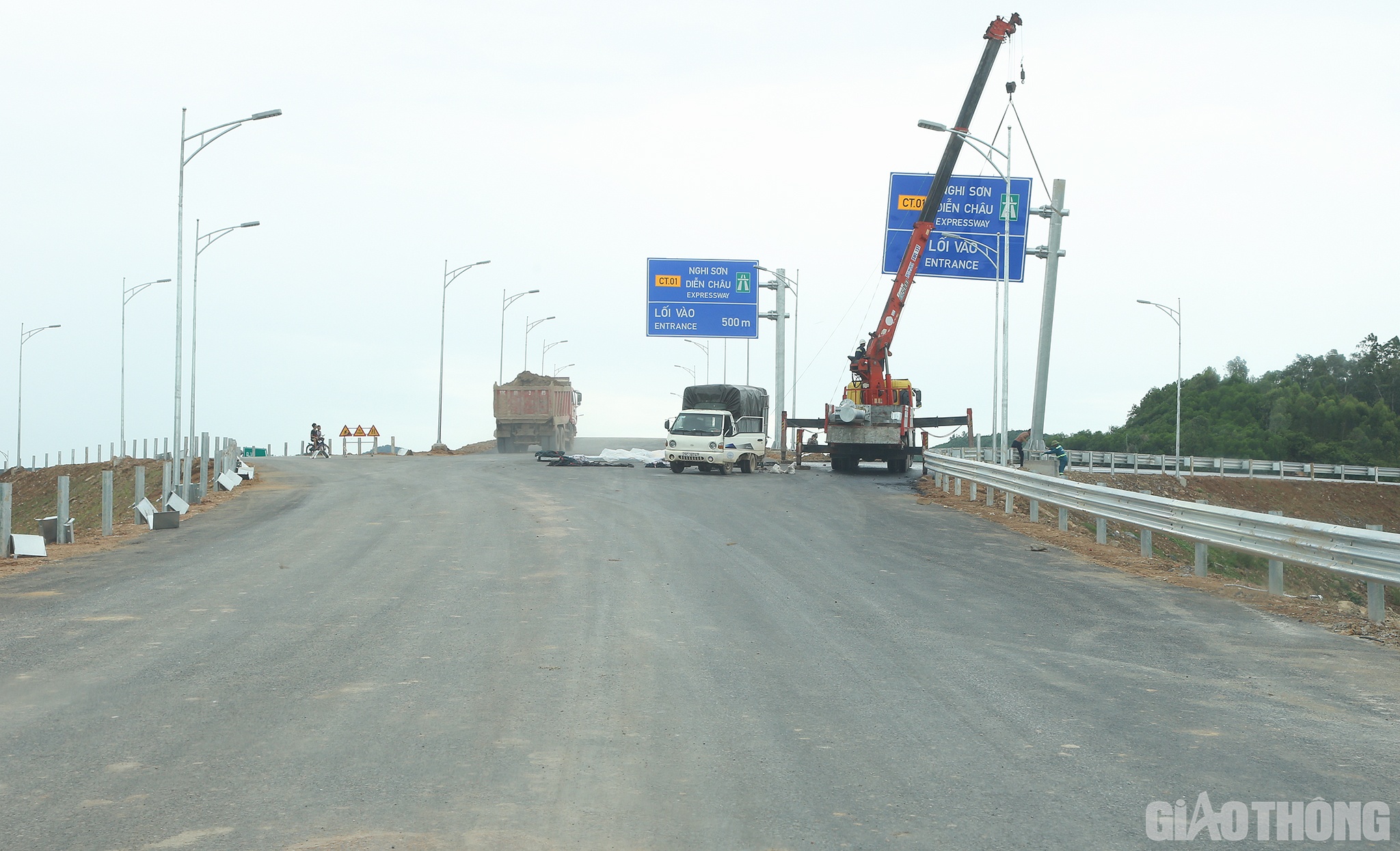 Cùng lúc này, hàng chục công nhân của Hoà Hiệp đang thi công phần hộ lan, biển chỉ dẫn.