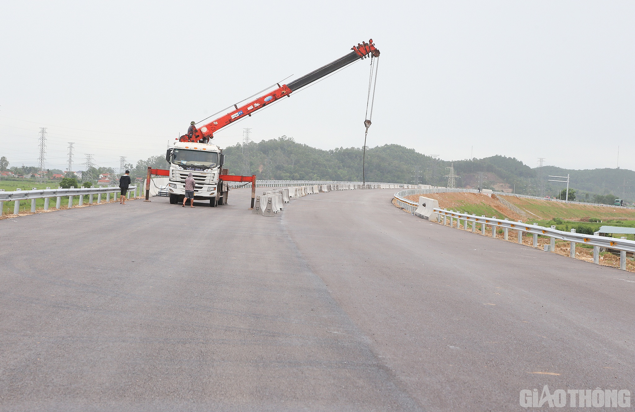 Tại các vị trí khác trên toàn tuyến, các đơn vị thi công như: Tân Nam, Đèo Cả, Cienco4, Công ty CP ĐTXD Trường Sơn… đang huy động tối đa máy móc, công nhân hoàn thiện các hạng mục còn lại.