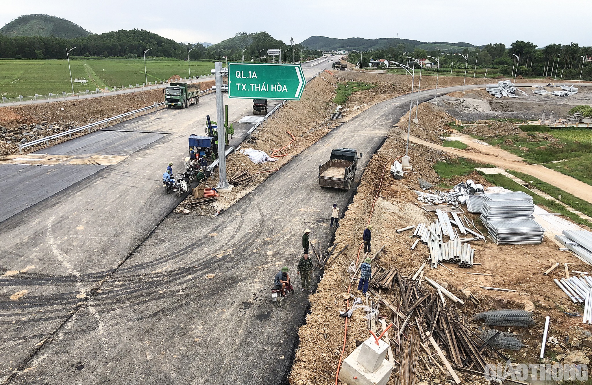 Dù vậy các nhà thầu vẫn bố trí rất nhiều công nhân, máy móc để hoàn thiện các hạng mục an toàn giao thông như hộ lan, sơn kẻ vẽ vạch đường.