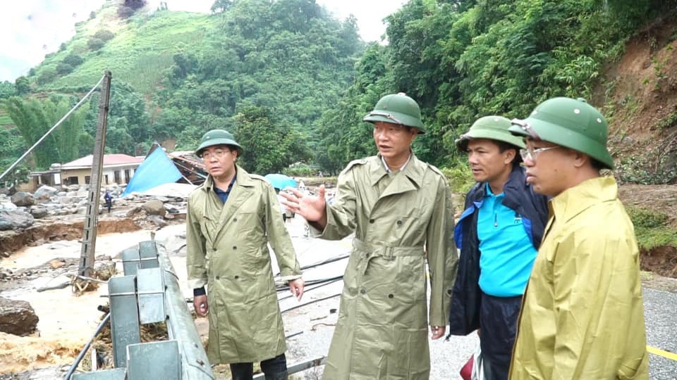 Ngay khi nhận được tin báo có lũ quét, sạt lở đất trên địa bàn, lãnh đạo Sở GTVT Yên Bái đã có mặt tại hiện trường để chỉ đạo xử lý sạt lở tuyến QL 32.