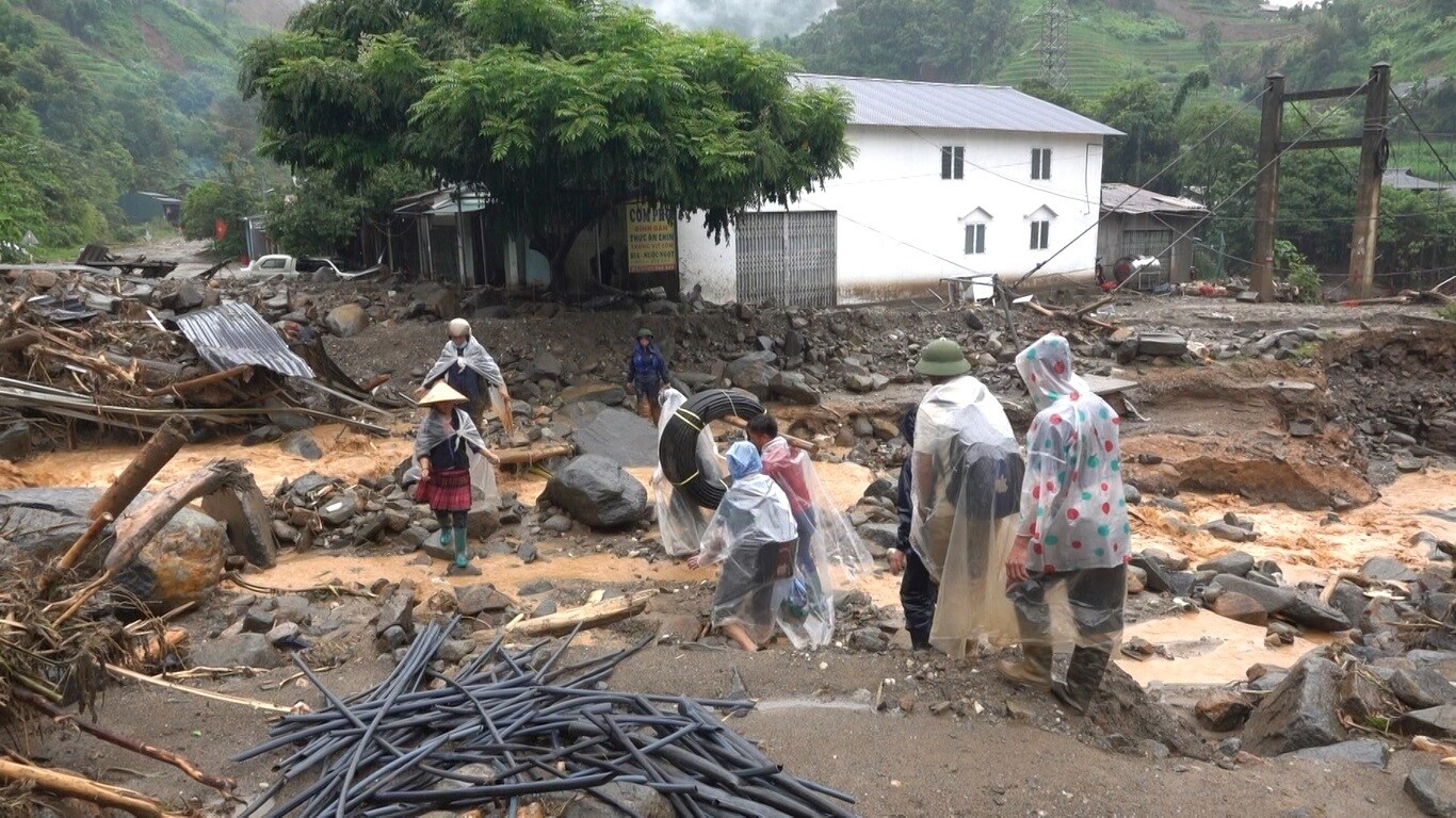 Mưa lũ cũng khiến 189 ngôi nhà bị thiệt hại. Trong đó, 51 ngôi nhà sập, trôi hoàn toàn, 123 ngôi nhà bị thiệt hại nặng, gần 15 ngôi nhà phải di dời khẩn cấp đến khu vực an toàn.