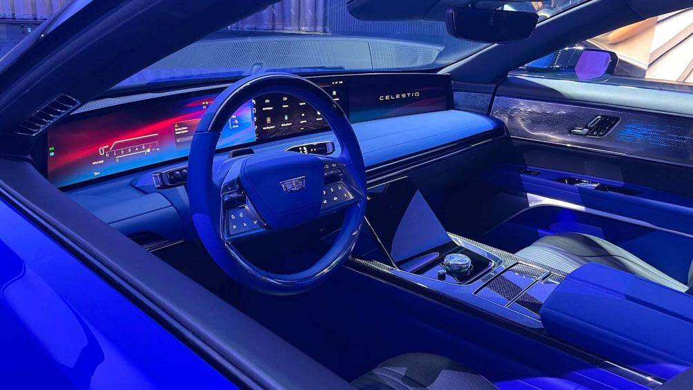 Cung cấp năng lượng vận hành cho khối động cơ phía trên là cụm pin 111 kWh, cho phạm vi hoạt động ước tính 483 km với mỗi lần sạc đầy.