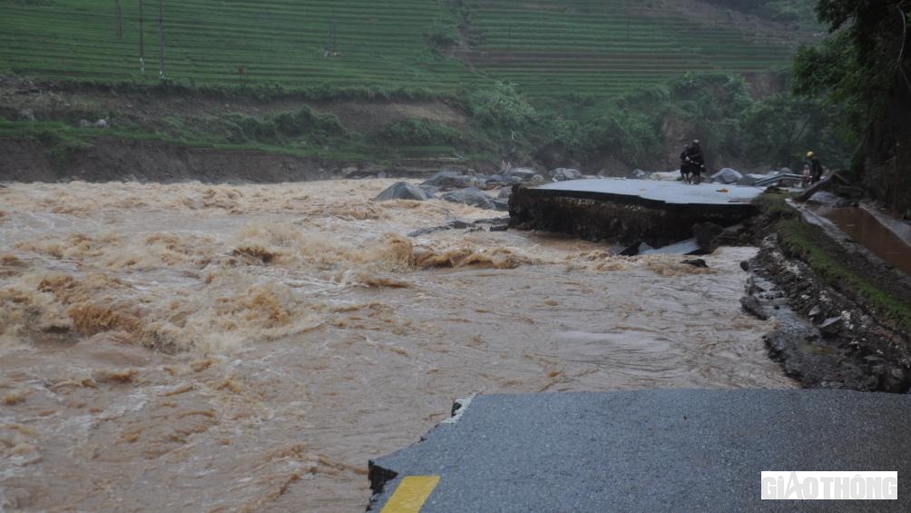 QL32 bị sạt lở, chia cắt khoảng 700 mét. Để vào xã Hồ Bốn, huyện Mù Cang Chải (Yên Bái), các đoàn cứu hộ, người dân phải băng qua rừng.