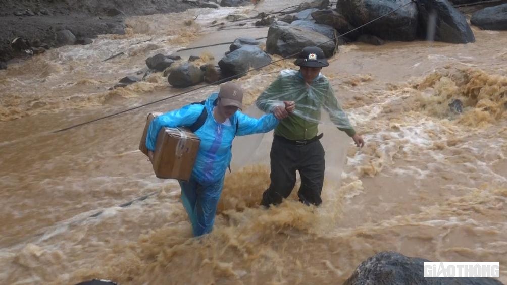 Để mang được nhu yếu phẩm đến với bà con xã Hồ Bốn, lực lượng cứu trợ phải băng rừng lội suối.