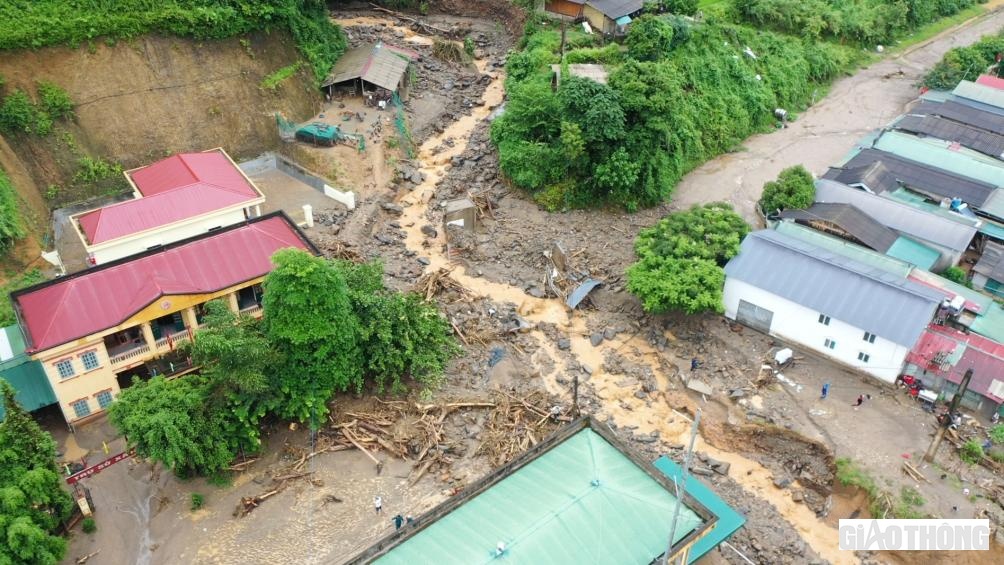 Một góc UBND xã Hồ Bốn (huyện Mù Cang Chải) chịu sự tàn phá của cơn lũ ống đêm 5/8.