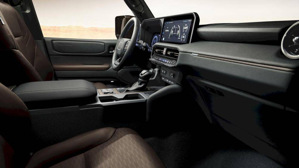 Phiên bản cao cấp, người dùng sẽ được sở hữu nhiều trang bị hơn như ghế trước SoftTex có sưởi và thông gió, chỉnh điện.