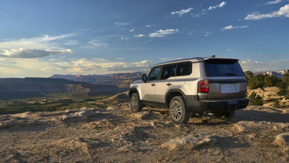 Cả ba phiên bản Toyota Land Cruiser tại Mỹ đều sử dụng khối động cơ hybrid xăng lại điện i-FORCE MAX, cho tổng công suất 330 mã lực (243 kW) và mô-men xoắn cực đại 630 Nm.