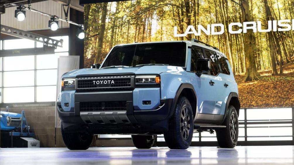 Tiếp đến là phiên bản Land Cruiser (tầm trung) với đèn pha vuông gợi nhớ đến những mẫu FJ62 từ giữa những năm 1980.