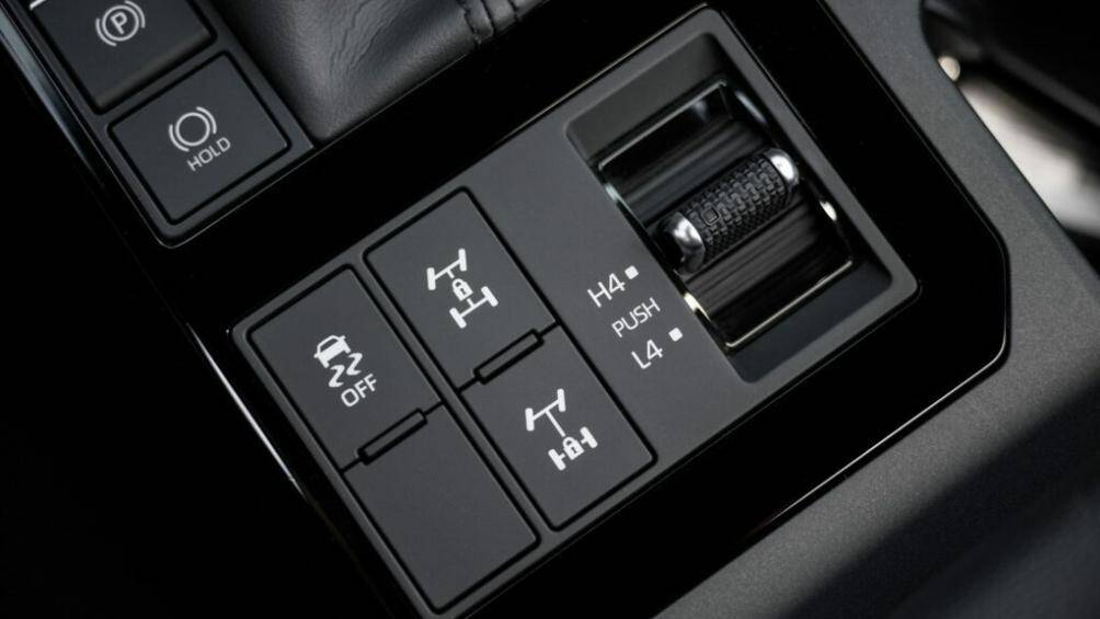 Khách hàng cũng sở hữu ghế trước và vô-lăng có sưởi cùng hệ thống âm thanh 6 loa. Ngoài ra, xe còn được trang bị sạc điện thoại không dây.