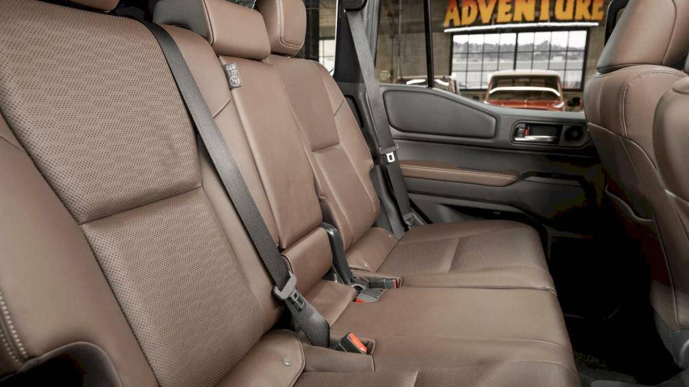 Ngoài ra, xe còn có hệ thống thông tin giải trí 12,3 inch lớn hơn và hệ thống âm thanh 10 loa, cửa sổ trời...