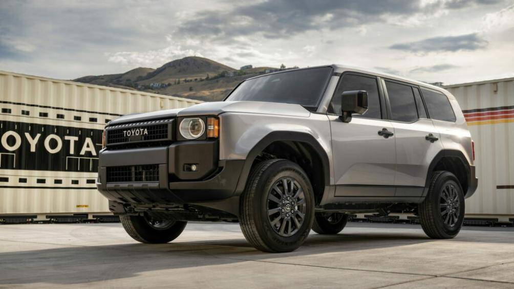 Phiên bản cơ sở được gọi là Land Cruiser 1958 được trang bị đèn pha LED tròn và lưới tản nhiệt hình chữ nhật có chữ "TOYOTA".
