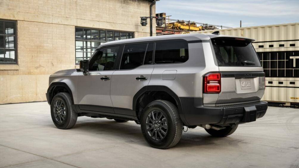 Điểm chung của cả ba cấu hình này là đều trang bị mâm 18 inch, có đầy đủ các công nghệ an toàn thuộc gói Toyota Safety Sense 3.0