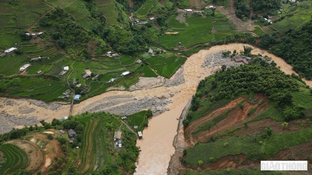 Do ảnh hưởng của mưa lớn từ ngày 5/8 đến đêm 8/8, nhiều xã trên địa bàn huyện Mù Cang Chải bị thiệt hại nặng nề. Ảnh hưởng nghiêm trọng nhất là xã Hồ Bốn và một số thôn của xã Lao Chải, Khao Mang.