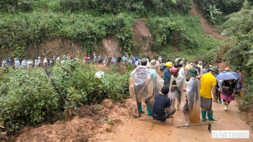 Toàn huyện Mù Cang Chải huy động lực lượng, cán bộ công chức, dân quân đoàn viên thanh niên đến hỗ trợ các xã Lao Chải, Khao Mang, Hồ Bốn tham gia hỗ trợ, khắc phục hậu quả do mưa lũ.