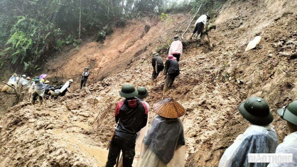 Để người dân sớm ổn định cuộc sống và an toàn trong mùa mưa lũ, huyện đã chia các đoàn công tác trực tiếp đến các thôn bản tiếp tế gạo, nhu yếu phẩm cho các gia đình bị ảnh hưởng, không để bà con vùng thiên tai bị đói, rét.