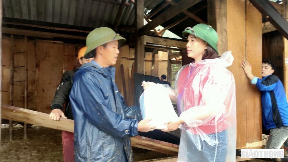 Bà Lương Thị Xuyến, Phó Chủ tịch UBND huyện Mù Cang Chải (Yên Bái) cho biết, do mưa lớn kéo dài, lượng nước từ các suối lên nhanh. Nhiều điểm nước ngập sâu từ 1 - 2m khiến việc tiếp tế lương thực, thực phẩm gặp nhiều khó khăn.