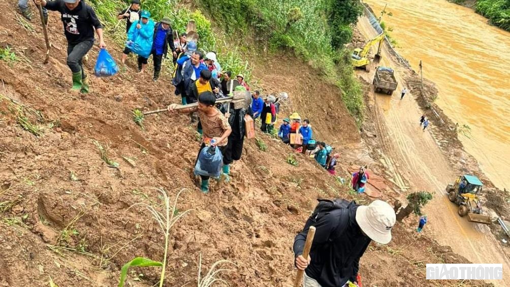 Đến sáng 9/8, các phương tiện vẫn chưa thể di chuyển vào xã Hồ Bốn do QL32 từ trung tâm huyện Mù Cang Chải đến xã Hồ Bốn còn nhiều điểm sạt lở mất đường.