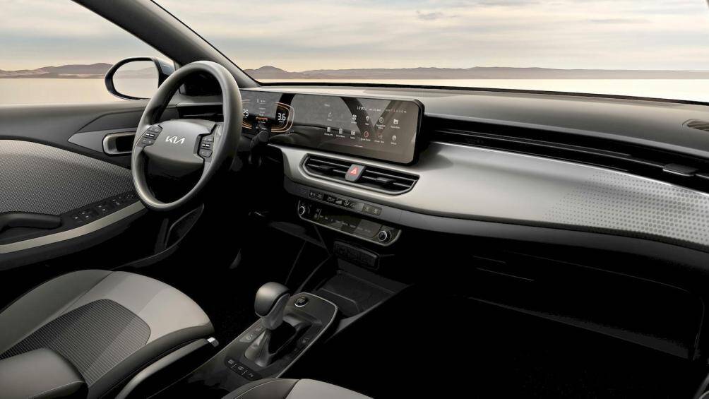 Bên trong, bảng đồng hồ kỹ thuật số và màn cảm ứng trung tâm 10,25 inch, vô lăng mới lấy cảm hứng từ xe điện EV6.