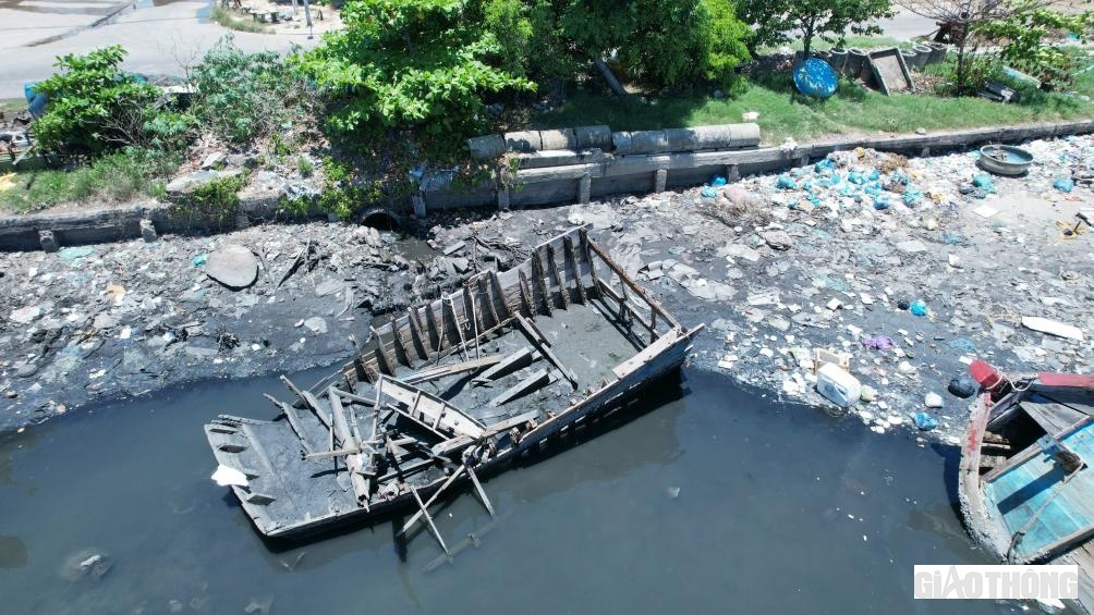 Bên cạnh rác thải, xác của 26 con tàu “chết” ở cửa biển Sa Huỳnh cũng góp phần gây ô nhiễm, mất an toàn lưu thông, neo đậu tàu.