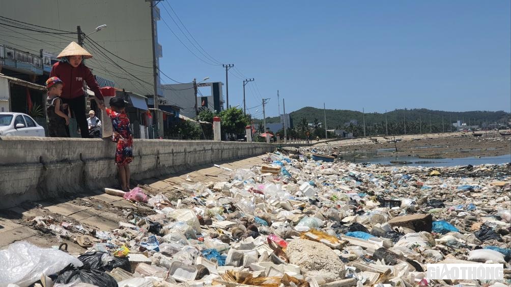 Bà Nguyễn Thị Hoanh, nhà đối diện núi rác ô nhiễm cho biết, hơn 1 tháng qua mùi hôi thối rất nặng. Các gia đình có con nhỏ lo trẻ mắc các bệnh về đường hô hấp nên mong cơ quan chức năng sớm có giải pháp thu dọn, đảm bảo vệ sinh môi trường.