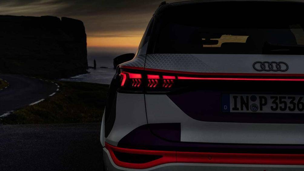 Đèn hậu cũng có thể được tùy biến riêng nhờ 60 tấm OLED kỹ thuật số.