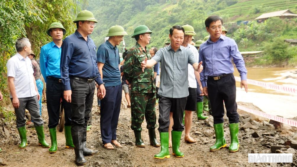 Ông Đỗ Đức Duy kiểm tra QL 32 bị hư hỏng, sạt lở do mưa lũ ngày 5/8 vừa qua.
