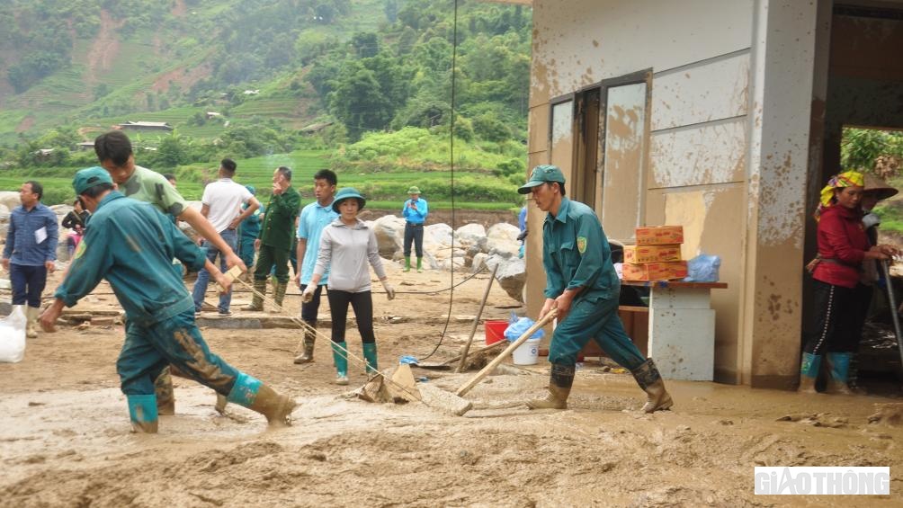 Toàn bộ trạm y tế ngập trong bùn sâu từ 50 - 70cm, xung quanh là những tảng đá lớn các loại.