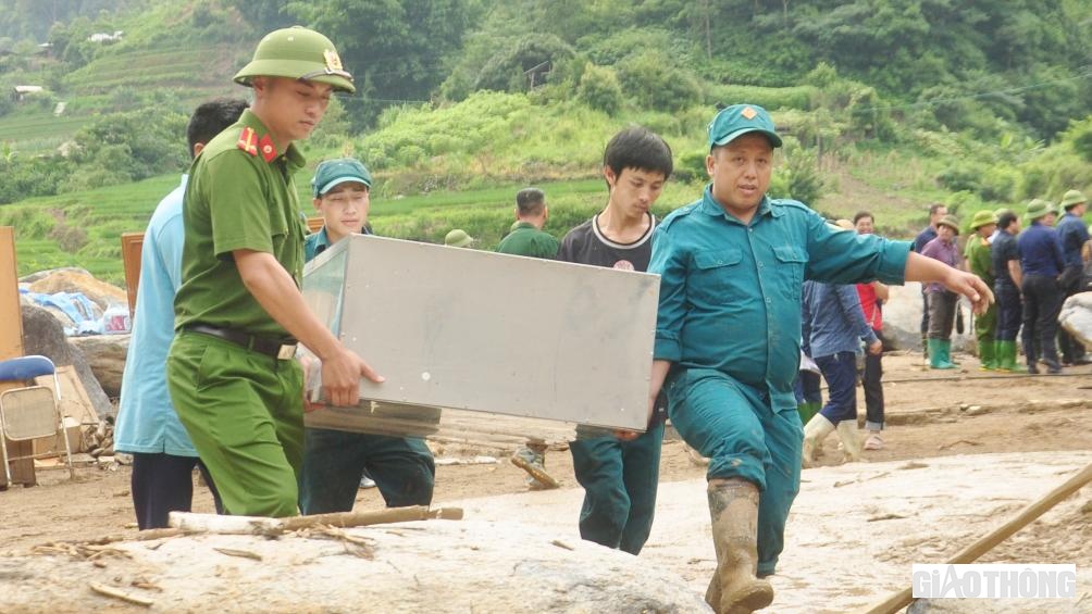 Lực lượng Công an huyện Mù Cang Chải cũng có mặt tại Trạm y tế xã Hồ Bốn để hỗ trợ khắc phục thiệt hại, đưa trạm sớm quay lại hoạt động.