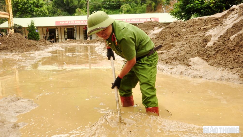 Giải phóng lớp bùn đất, đá dày hơn 1m, ước khoảng 7.000m3 đất, đá, cát sỏi đang là vấn đề khó khăn nhất trong công tác khắc phục tại Trường Phổ thông Dân tộc bán trú TH&THCS Hồ Bốn.