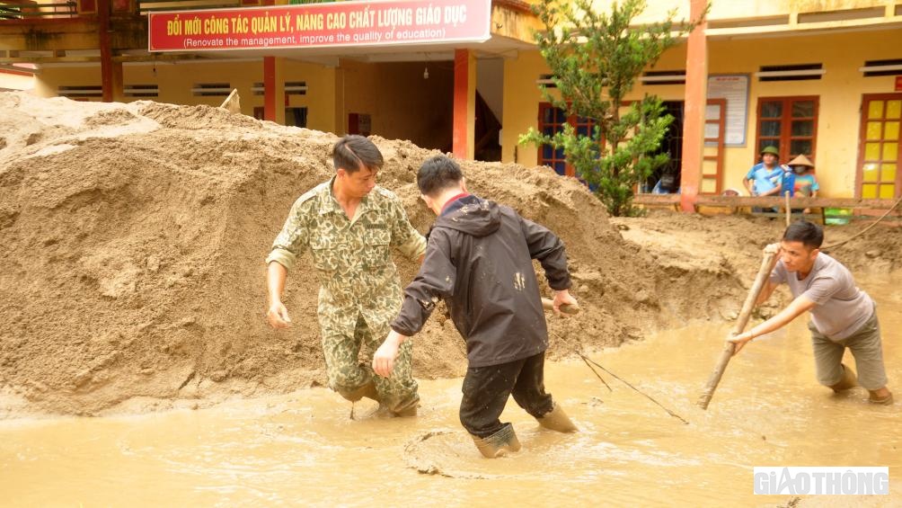 Riêng trong ngày 11/8, 6 trường trên địa bàn huyện với 70 thầy cô giáo đến giúp đỡ dọn dẹp vệ sinh Trường Phổ thông Dân tộc bán trú TH&THCS Hồ Bốn.