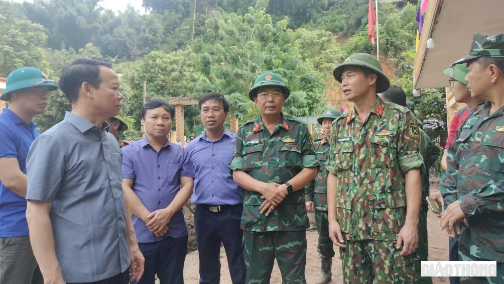 Ông Đỗ Đức Duy, Bí thư Tỉnh ủy Yên Bái giao Bộ chỉ huy quân sự tỉnh chủ trì phối hợp cùng các đơn vị ưu tiên dọn dẹp bùn đất tại trường Hồ Bốn. Từ nay đến ngày 15/8 phải dọn hết bùn đất, cần thiết thì tăng cường lực lượng, máy móc. Sau đó, kiểm tra toàn bộ hệ thống điện, sắp xếp lại bàn ghế để ngày 21/8 các em tựu trường.