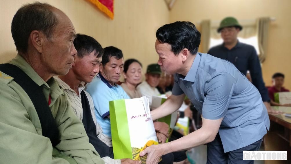 Theo Bí thư Tỉnh ủy Yên Bái, tỉnh sẽ hỗ trợ gạo cho bà con trong khoảng ba tháng, trước mắt đề nghị huyện Mù Cang Chải hỗ trợ mỗi khẩu 15kg gạo trong vòng 1 tháng.
