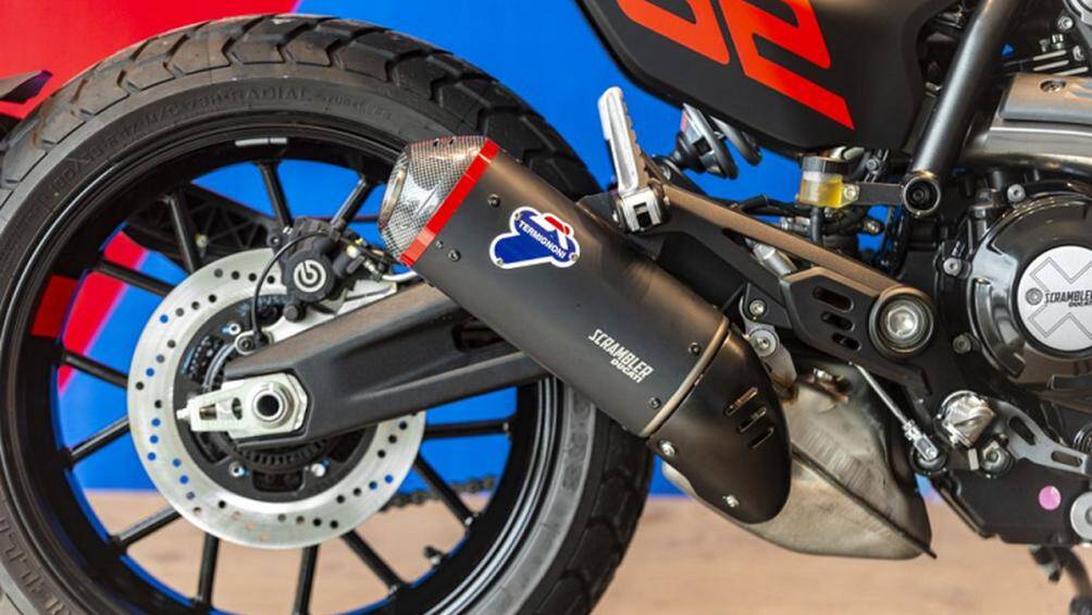 Một yếu tố quan trọng tạo nên cá tính của Ducati Scrambler đó là động cơ Desmodue xi-lanh đôi, cổ ống xả thiết kế lại hoàn toàn.