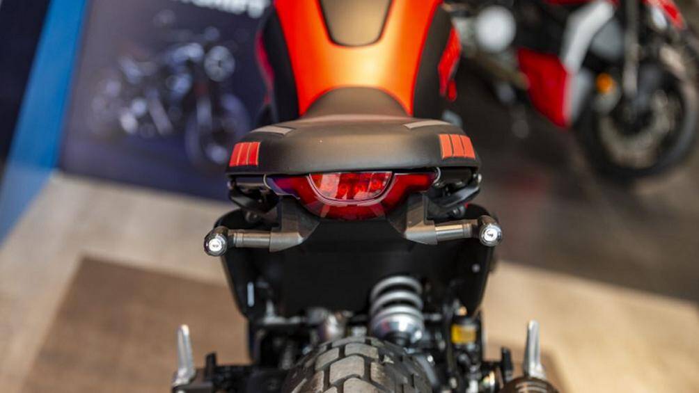 Thiết kế của đèn hậu vẫn là dạng LED toàn phần và duy trì nét cổ điển với hình bán nguyệt.