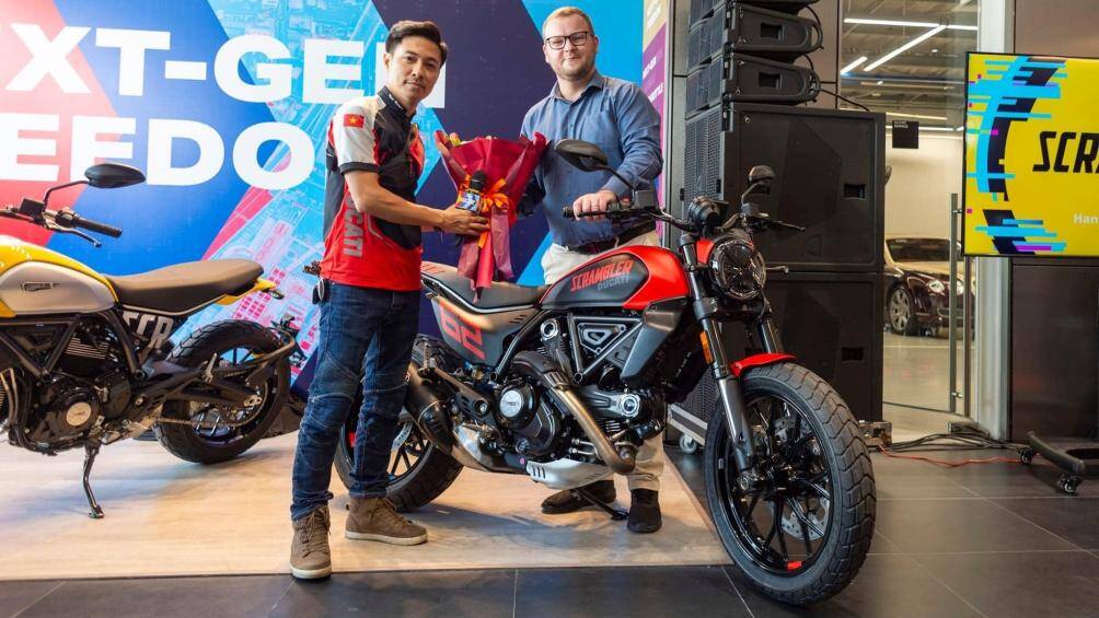 Hệ thống đèn chiếu sáng LED được cải tiến với đèn chạy ban ngày DRL ở phía trước và đèn hậu LED mang nét cổ điển.